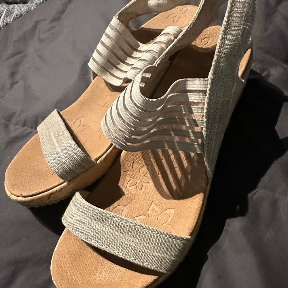 Sketchers Beige wedges